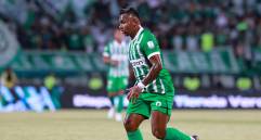 Alfredo Morelos hace un gesto de solidaridad con la gente de Córdoba. FOTO MANUEL SALDARRIAGA