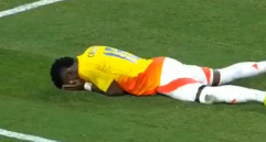 Johan Carbonero (izq.) celebrando su primera anotación con la Selección de mayores al lado de Johan Mojica. FOTO: captura de video transmisión oficial