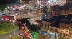 El alto flujo de vehículos que se movilizan tiene paralizado el sector. Motos, camiones y vehículos particulares y de servicio público no han podido llegar a sus destinos a raíz del daño. FOTO: Cortesía