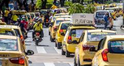 Los taxistas salieron a las calles desde antes de las 5:00 de la mañana, hora pactada para el inicio de las concentraciones en varias ciudades. FOTO: JUAN ANTONIO SÁNCHEZ