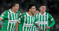 Elías Cabrera es la principal revelación de Nacional entre los refuerzos que llegaron al club este semestre. Acá celebra con Ian Poveda, otro de los refuerzos del Verde. FOTO COLPRENSA 