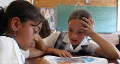 Imagen de referencia de alumnas de primaria leyendo en el salón de clases. FOTO: EL COLOMBIANO