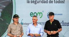 El alcalde de Medellín, Federico Gutiérrez (izquierda); el gobernador de Antioquia, Andrés Julián Rendón (centro) y el gerente de EPM, Jhon Maya Salazar durante un evento en Hidroituango en 2024. FOTO: CAMILO SUÁREZ ECHEVERRY