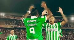 El defensa César Haydar celebra con Alfredo Morelos por la victoria de Atlético Nacional como visitante ante Santa Fe, en El Campín. FOTO ATLÉTICO NACIONAL 