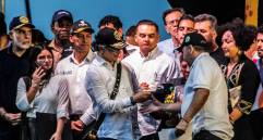 En el “tarimazo” en Medellín, el Presidente llevó a sus delegados de paz (incluida Isabel Zuleta) y a los jefes de las bandas. FOTO El Colombiano