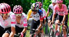 Egan se mantiene fuerte en el Giro. Este viernes y sábado intentará seguir escalando en la general. FOTO: Tomada de X Ineos