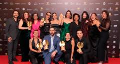 Parte del elenco de estimados señores y los premios que ganaron en los Macondo. FOTO Cortesía Premios Macondo