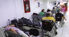 Pacientes acostados en sillas metálicas o tirados en el suelo hacen parte del paisaje en los hospitales de Medellín este mes. FOTO Camilo Suárez