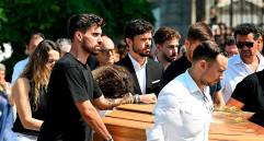 Las honras fúnebres de Diogo Jota y su hermano, André Silva, se realizaron en la catedral de Gondomar, localidad donde crecieron. Hubo un acompañamiento masivo de los habitantes del lugar y de figuras del fútbol a sus familiares. FOTO getty