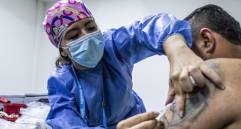 La Gobernación de Antioquia reforzó las jornadas de vacunación puerta a puerta y se implementaron móviles que durante tres semanas recorrieron las zonas más propensas. FOTO: Julio César Herrera Echeverri.