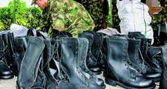 Imagen de referencia de una dotación de botas para soldados en Antioquia. FOTO: Juan Antonio Sánchez