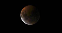 Durante los eclipses lunares, la atmósfera terrestre filtra la luz solar y tiñe la Luna de tonos rojizos visibles incluso a simple vista. FOTO Robinson Sáenz Vargas