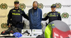 En el allanamiento de su vivienda encontraron banderas del ELN, prendas militares, un dron y notas sobre fabricación de explosivos. Fotos: cortesía