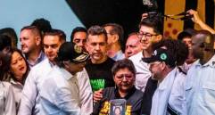 Gustavo Petro durante el tarimazo en La Alpujarra el 21 de junio de 2025. Junto a él los capos presos de las bandas del Valle de Aburrá. Foto: El Colombiano