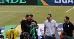 James junto con la camiseta número 23, la que eligió en Nacional. FOTO CAMILO SUÁREZ