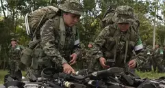 El jueves 18 de junio, 99 integrantes de la Coordinadora Nacional Ejército Bolivariano (CNEB), una estructura armada compuesta por la Coordinadora Guerrillera del Pacífico y los Comandos de Frontera, ingresaron a una Zona de Ubicación Temporal (ZUT) en Valle del Guamuez, Putumayo, como parte de los avances del proceso de Paz Total. FOTO: COLPRENSA.