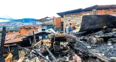 Un incendio arrasó con una casa del barrio Andalucía, en la comuna 3 de Medellín; también varias viviendas vecinas fueron afectadas. Foto: Camilo Suárez