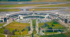 El José María Córdova, el principal aeropuerto de Antioquia, enfrenta una paradoja: lleva tres años batiendo récords de pasajeros, pero su infraestructura sigue quedándose corta. FOTO JUAN ANTONIO SÁNCHEZ