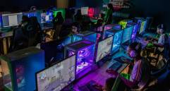 Las salas gamers funcionan de martes a domingo y la entrada es libre para mayores de 13 años. Cada sala tiene 20 computadores con audífonos, dos Play Station 5 y una consola de Nintendo. FOTO Julio César Herrera