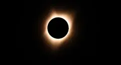 Los eclipses solares ocurren cuando la Luna se alinea entre la Tierra y el Sol, bloqueando su luz y permitiendo observar fenómenos únicos en el cielo. FOTO: AFP