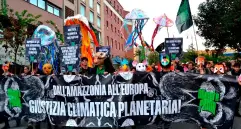 Comunidades indígenas protestan en Belém contra el proyecto Ferrogrão, al que señalan por sus posibles impactos sobre la Amazonía y sus territorios. FOTO Getty