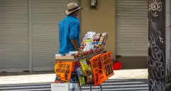 El rebusque está reemplazando el trabajo formal, mostrando la crisis de empleo que esconde el 8,8% de desempleo y el alza del 23% del salario mínimo en Colombia. FOTO: El Colombiano.