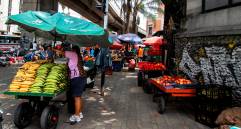 Los venteros informales de toda clase de productos hacen prácticamente intransitable los bajos de la carrera 51 (Bolívar). FOTO JULIO CÉSAR HERRERA