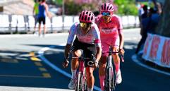 El veterano ciclista ecuatoriano Richard Carapaz no se puso de acuerdo con el joven mexicano Isaac Del Toro y permitieron que Simon Yates se vistiera de líder. FOTO GETTY 