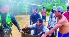 Las comunidades han tenido que rescatar a los damnificados en baldes y hasta en balsas improvisadas. FOTO Cortesía