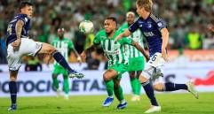 Imágenes de uno de los últimos partidos entre Nacional y Millonarios, en las que se puede ver a Andrés Sarmiento disputando el balón frente a los defensores del cuadro azul. FOTO Camilo Suárez