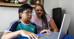 Jerónimo Benítez cursa octavo grado desde su vivienda gracias a EduCasa, el programa que derribó las barreras que le impedían estudiar. Hoy sueña con ser un programador. A su lado, su madre, Maritza Salazar. FOTO Julio César Herrera
