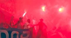 Vulnerando todas las recomendaciones de seguridad, los hinchas ingresaron toneladas de pólvora. Incluso fue usada en los desmanes después del encuentro y antes de la frustrada premiación. FOTO Camilo Suárez