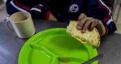 El Programa de Alimentación Escolar (PAE) es una de las principales estrategias en todo el país para combatir la desnutrición infantil. FOTO: Julio César Herrera. Archivo El Colombiano