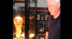 El técnico Carlo Ancelotti recorrió las oficinas y el museo de la CBF (Confederación Brasileña de Fútbol), la copa del Mundo, lo dejó deslumbrado. FOTO PANTALLAZO 