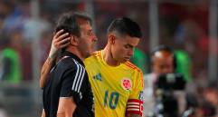 James Rodríguez, junto al técnico de Venezuela, Fernando Batista. FOTO GETTY
