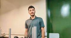 John Alexis Jaramillo Osorio, físico de la UdeA, desarrolló una solución óptica portátil que encripta datos con luz y fue reconocida como la mejor tesis doctoral del país. FOTO cortesía 