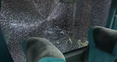 Así quedó uno de los cristales del bus luego del ataque. FOTO: Cortesía