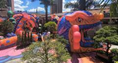 Elena, una serpiente inflable multicolor de siete metros de altura, es la figura central de la edición número 29 de la Exposición Bonsái Sandiego. FOTO cortesía