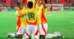 En la imagen aparece Luis Suárez celebrando junto a Daniel Muñoz y Yerry Mina. FOTO GETTY