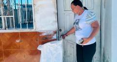 Nelis Esther Castro Hernández, cubetera de Tasajera, sale de su casa con las bolsas plásticas que entrega a los Gestores del Cambio para evitar que terminen en la Ciénaga Grande. FOTO: EL COLOMBIANO