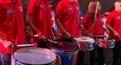 Los miembros de La Murga del Indigente se unieron a la fiesta futbolera y musical que deleitó a los visitante de la Plaza Gardel. FOTO: Cortesía