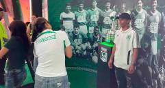 Los hinchas verdes viven su fiesta en los alrededores del estadio Atanasio Girardot antes del duelo entre Nacional y Águilas, por la fecha 19 de la Liga Betplay-2. FOTO MANUEL SALDARRIAGA
