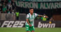 Juan Manuel Zapata vistió la camiseta naranja y hoy se consolida en el mediocampo verdolaga con dinámica, entrega y buen fútbol. Es de los hombres con más continuidad en el actual proceso. FOTO juan antonio sánchez 