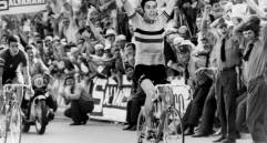 Esta es una de las imágenes que tiene la Unión Ciclistica Internacional, UCI, sobre las hazañas de Eddy Merckx, campeón en cinco ocasiones del Tour de Francia y el Giro de Italia. FOTO TOMADA X @UCI_cycling