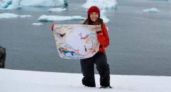 Bandera de niños de colegio de Colombia en la Antártida, en colaboración con APECS Colombia. FOTO cortesía James Bradley y APECS