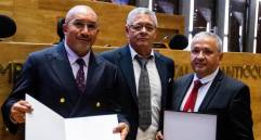 El diputado Carlos Humberto García entrega al gerente de Coopetraban, Manuel Mosquera Osorio y al presidente del Consejo de Administración, Álvaro Mejía Molina, la máxima distinción de la Asamblea de Antioquia. Crédito: Julio César Herrera