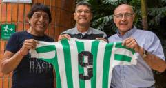 En 2017 Atlético Nacional había hecho un homenaje a sus leyendas, y en esa ocasión Vilarete compartió con Oswaldo Marcial Palavecino y Hugo Horacio Lóndero, con quienes aparece en la imagen. FOTO JULIO CÉSAR HERRERA 