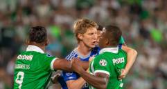 En la imagen aparecen Alfredo Morelos y Andrés Román, de Nacional, y Andrés Yinás, de Millonarios. FOTO JUAN ANTONIO SÁNCHEZ