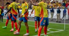 El técnico Néstor Lorenzo tiene un grupo base de jugadores que llevará al Mundial, pero la lista de posibilidades es amplia y podría armar hasta cinco nóminas competitivas. FOTO JUAN ANTONIO SÁNCHEZ