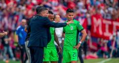 El técnico Javier Gandolfi en uno de los partidos de Liga conversando con Andrés Sarmiento y Jorman Campuzano. FOTO JUAN ANTONIO SÁNCHEZ